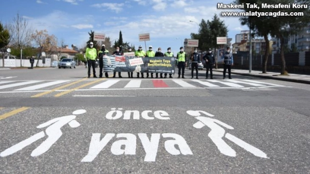 Siverek'te, yaya geçitlerinde öğrencilerle 'kırmızı çizgi' etkinliği