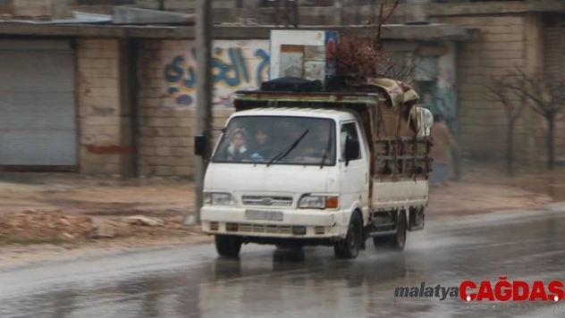 Siviller hayatta kalmak için İdlib'den kaçmaya devam ediyor