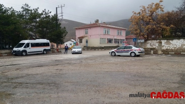 Sivrihisar'da Jandarma Trafik Timi okul önünde servis şoförleri denetledi