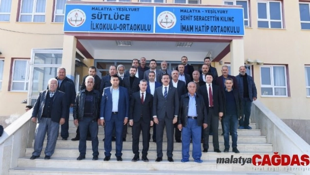 Siyasilerden  okul ziyareti