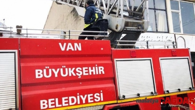 Soba bacasını temizlemek için çıktığı çatıda mahsur kaldı