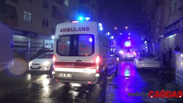 Sobadan çıkan yangından anne ve 3 çocuğunu komşular kurtardı