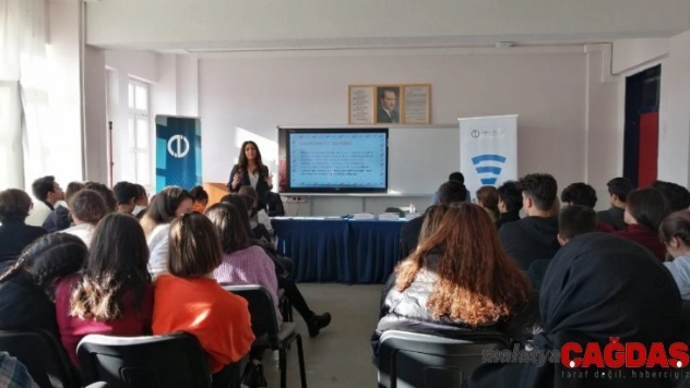 SODİGEM lise öğrencilerine sosyal medyayı anlatıyor