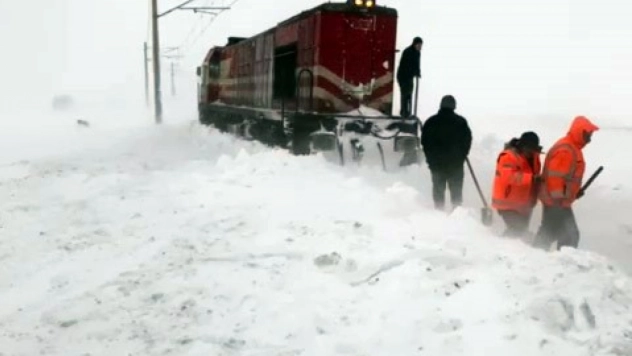 Soğuk hava ve kar yağışı demiryolu ulaşımını da olumsuz etkiledi
