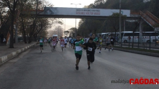Soğuk havaya aldırış etmeden bitiş çizgisine ulaşmak için koştular