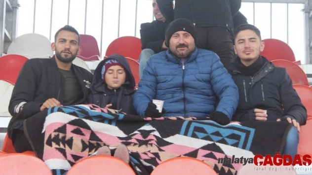 Soğuk havaya rağmen battaniye ile maç izlediler