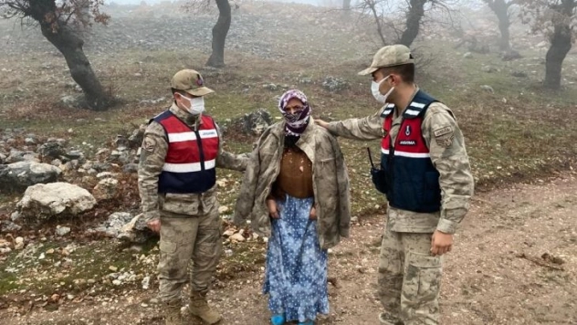 Soğuktan bitkin düşen kayıp kadını jandarma ekipleri parkasıyla ısıttı