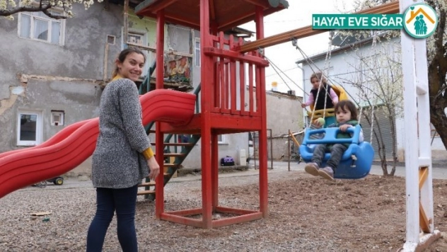 Sokağa çıkamayan çocukları için evinin bahçesine park kurdu