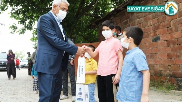 Sokağa Çıkamayan Çocukların Bayram Şekeri Battalgazi Belediyesi'nden