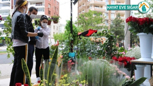 Sokağa çıkma kısıtlamasından muaf tutulan çiçekçiler Anneler Günü'ne hazır