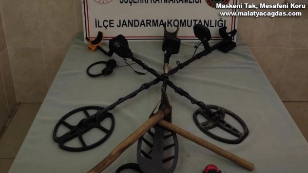 Sokağa çıkma yasağında kaçak kazıya suçüstü