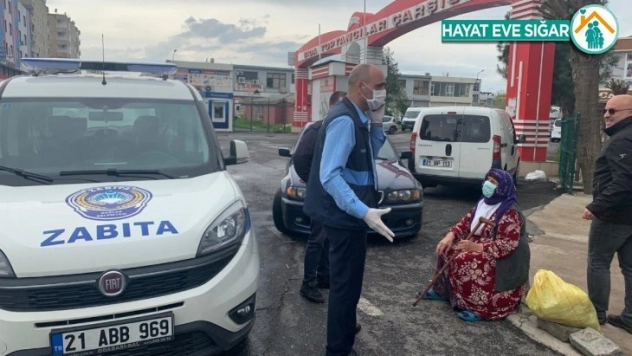 Sokağa çıkma yasağından habersiz olan 80 yaşındaki nineye Bağlar Belediyesi sahip çıktı