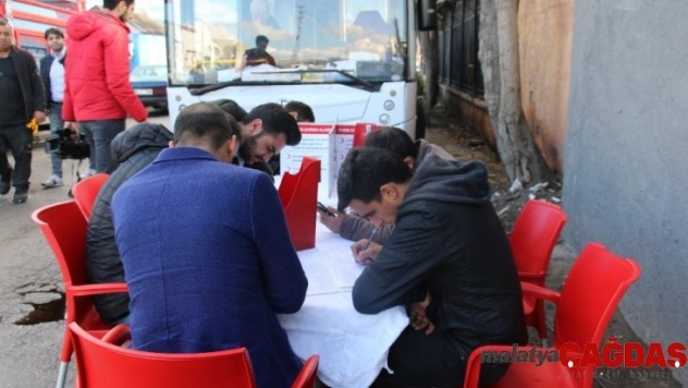 Sokak atıkları toplayıcılarından kan bağışı