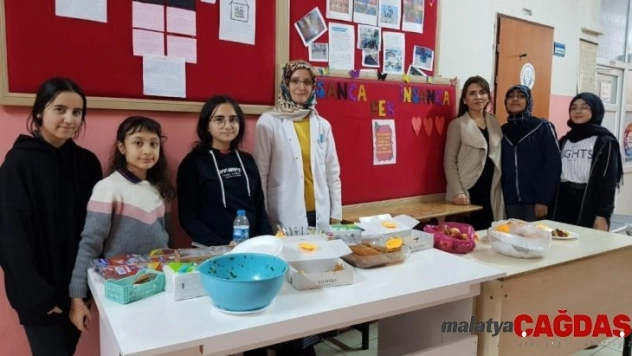 Sokak canlarına mama almak için kermes