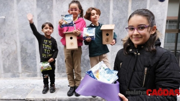 Sokak hayvanları için limonata ve kurabiye sattılar