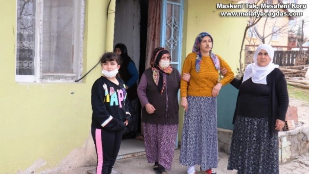 Sokak köpeklerinin saldırdığı kadın yaralandı