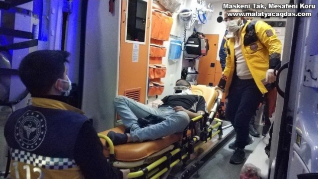 Sokak ortasında 3 kişi tarafından hastanelik edildi