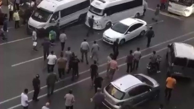 Sokak ortasında bıçaklı kavga kamerada