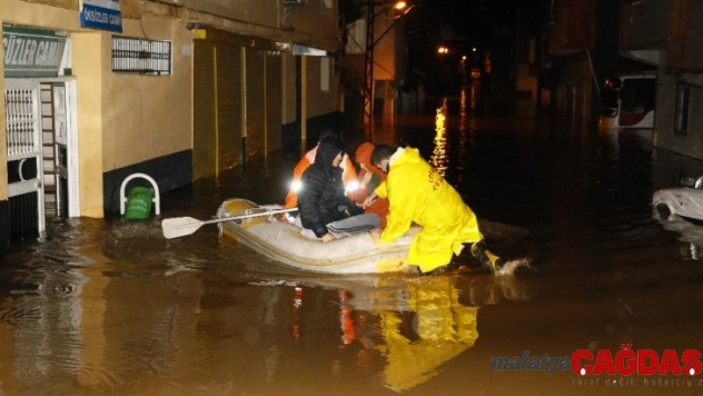 Sokaklar 1 metre su altında kaldı, mahsur kalan 9 kişi botla kurtarıldı