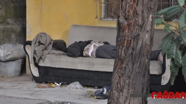 Sokakta yaşayan adam koltukta ölü bulundu