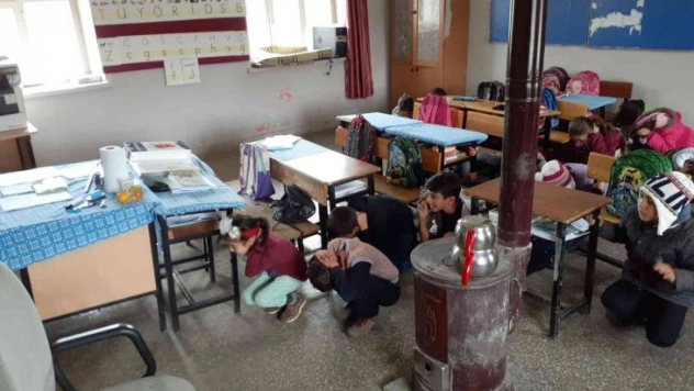 Solhan'daki köy okullarında deprem tatbikatları devam ediyor