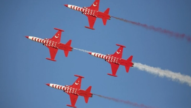 Solo Türk ve Türk Yıldızları 100. yıl için uçtu