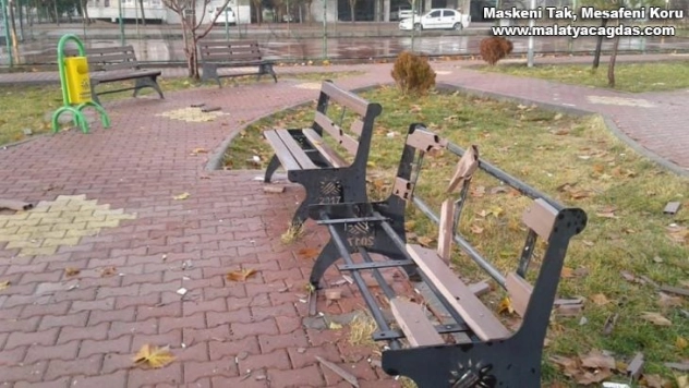 Sorumsuzlar çocuk parkına zarar verdi