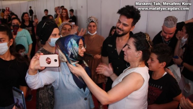 Sosyal medya fenomeni yaptığı yardım sahnesiyle sevgi seline tutuldu