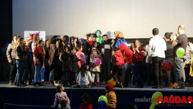 Sosyal medyadan örgütlenen gezginler 500 çocuğu sevindirdi