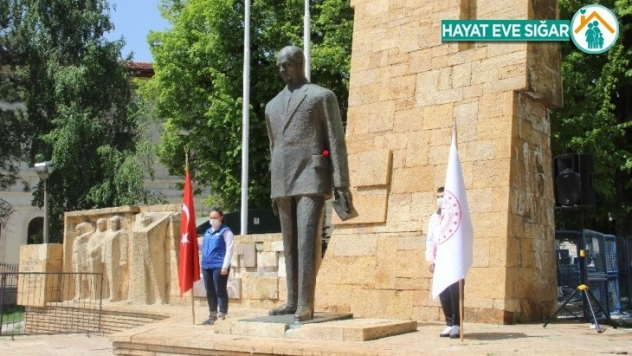 Sosyal mesafeli 19 Mayıs töreni