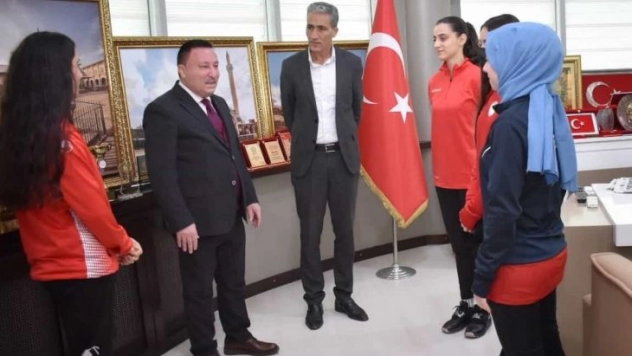 Sporcular kupalarıyla Başkan Beyoğlu'nu ziyaret etti