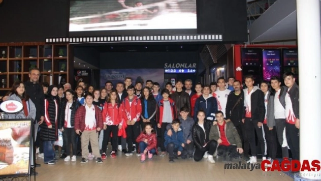 Sporcular Naim filmini izledi