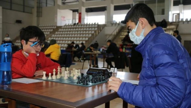 Sporcular satrançta hünerlerini sergiledi