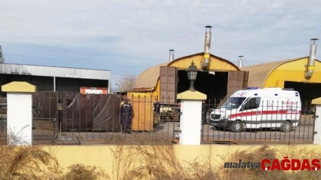 Stajyer öğrenci iş makinesinin altında kaldı