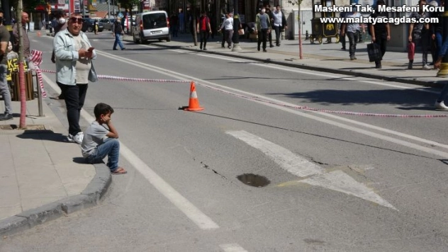 Su borusu  patladı, yol çöktü, trafik durdu
