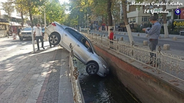 Su kanalına düşen araçtan yara almadan kurtuldu