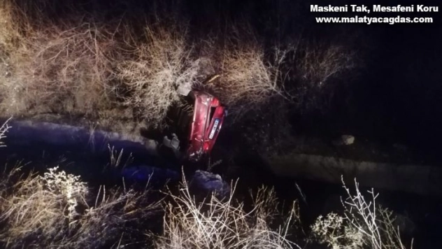 Su kanalına düşen otomobilde maddi hasar meydana geldi