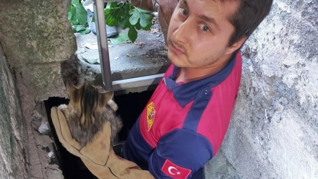 Su kuyusuna düşen kediyi itfaiye kurtardı