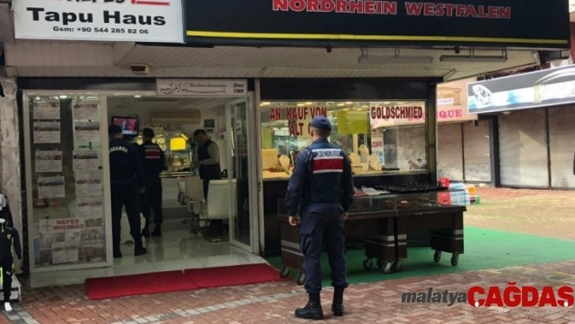 Suçüstü yakalanan kuyumcu hırsızının kıyafeti pes dedirtti