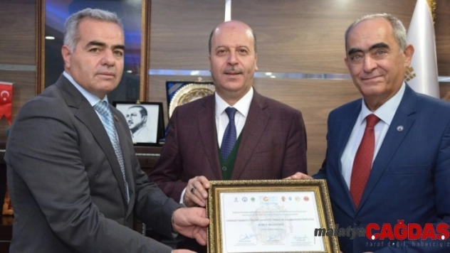 Şuhut Belediyesi 12. Ege İlleri Tanıtım Günlerinin en başarılı coğrafi ürün tanıtımı ödülüne layık görüldü