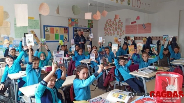 Şuhut Kaymakamlığından minik öğrencilere kitap desteği