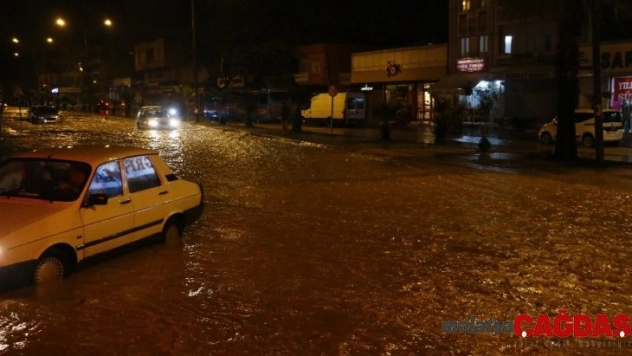 Sulama kanalı taştı ana yol sular altında kaldı