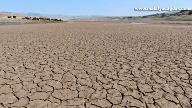 Suların çekildiği baraj alarm veriyor, yürüyüş alanına döndü