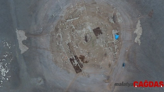 Suların çekilmesiyle ortaya çıkan höyüğün 12 bin yıllık olduğu belirlendi