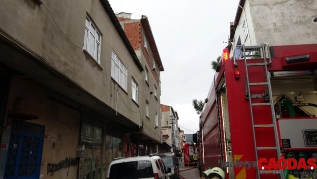 Sultanbeyli'de binanın çatısının alev alev yandığı anlar kamerada