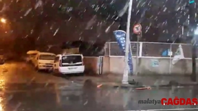 Sultangazi'de kar yağışı