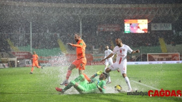 Süper Lig:  Alanyaspor: 0 - Antalyaspor: 0 (İlk yarı)