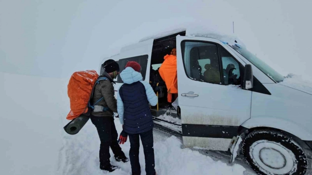 Süphan Dağı'nda mahsur kalan dağcılar kurtarıldı