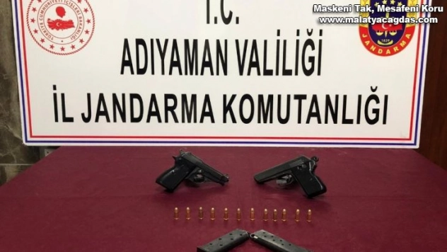 Şüpheli araçlarda tabancalar ele geçirildi