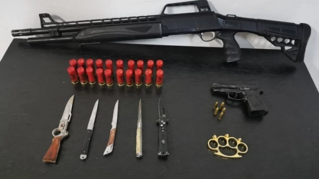 Şüpheli otomobilden silah ve bıçaklar çıktı